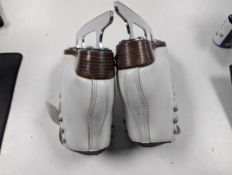 Load image into Gallery viewer, Used Riddell Diamond Figure Skates Size 1
