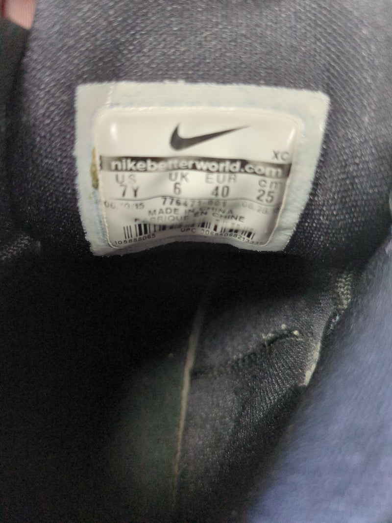 Load image into Gallery viewer, Used Nike Lebron James Soldier 9 IX Black Basketball Shoes Size 7 Yth

