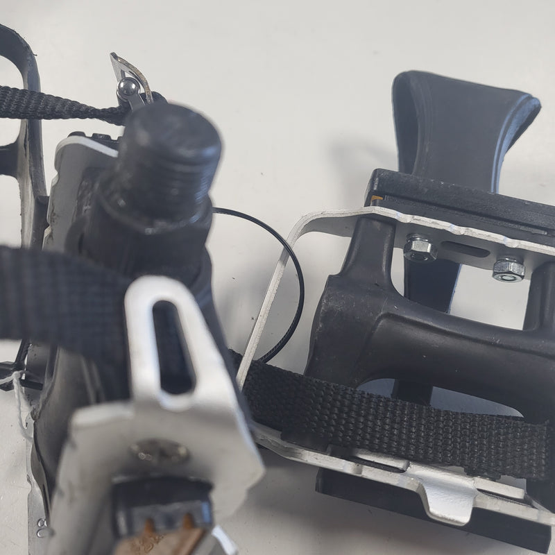 Load image into Gallery viewer, Used Wellgo Bike Pedals w/straps
