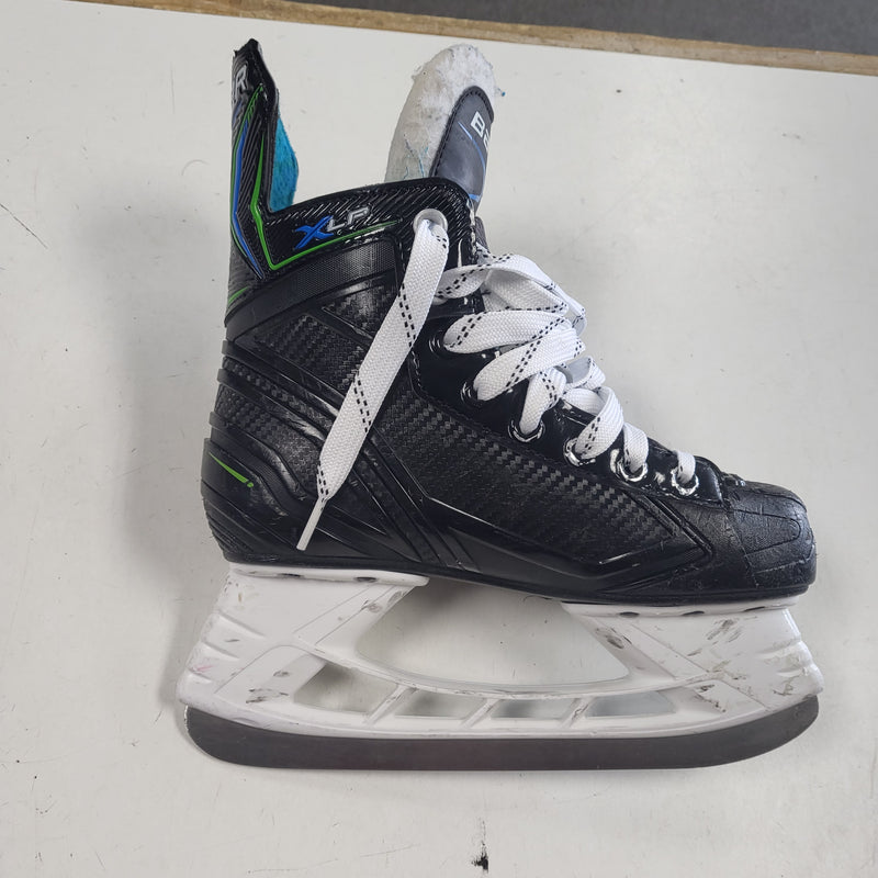 Load image into Gallery viewer, Used Bauer XLP Hockey Skates Size 2
