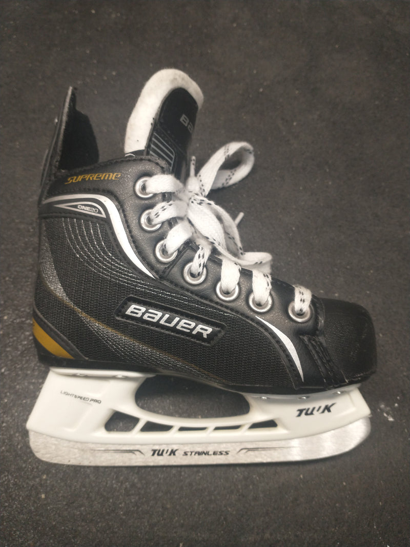 Load image into Gallery viewer, Used Bauer Supreme Hockey Skates Youth 11
