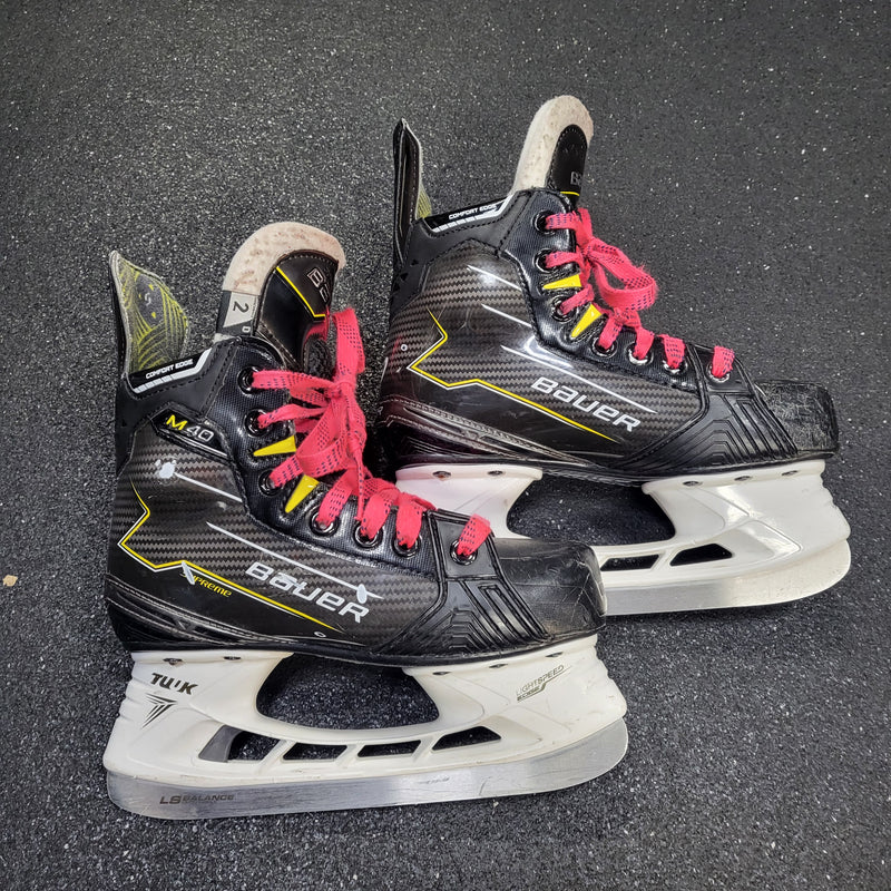 Load image into Gallery viewer, Used Bauer Supreme M40 Hockey Skates Size 2
