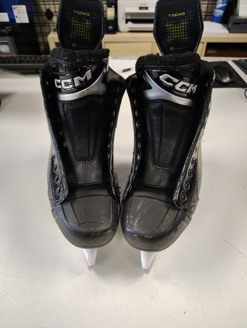 Load image into Gallery viewer, Used CCM Tacks XF80 Hockey Skates Size 7

