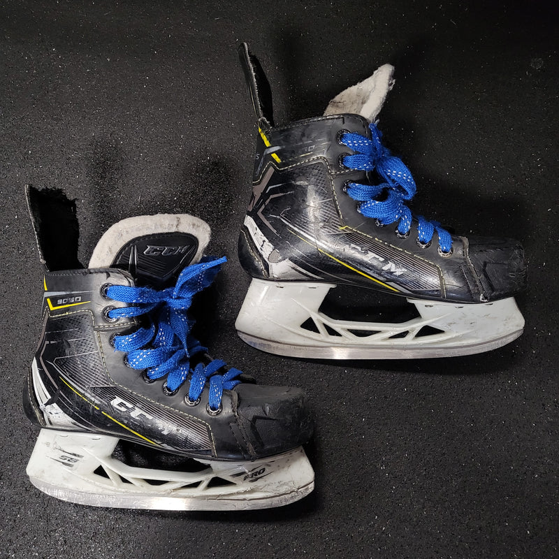 Load image into Gallery viewer, Used CCM Tacks 9050 Hockey Skates Size 2.5
