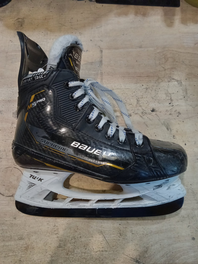 Load image into Gallery viewer, Used Bauer Supreme M5 Pro Int. 4.5 Fit 3 Hockey Skates
