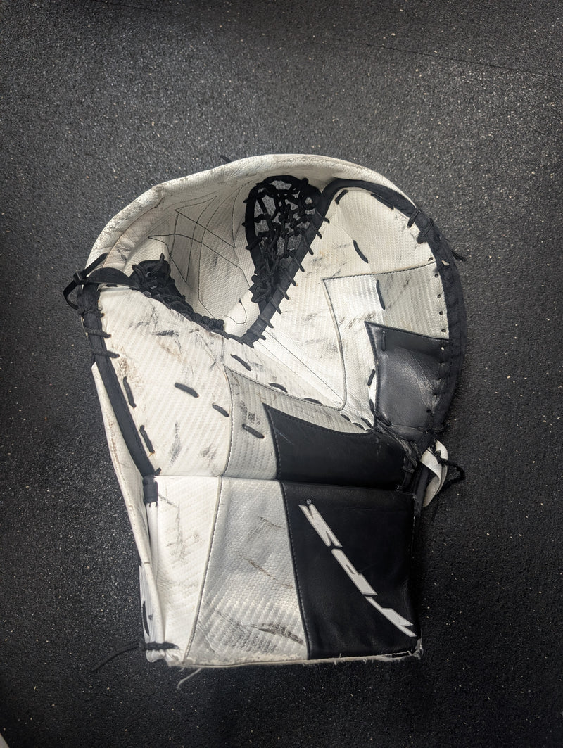 Load image into Gallery viewer, Used TPS Int. Hockey Goalie Glove
