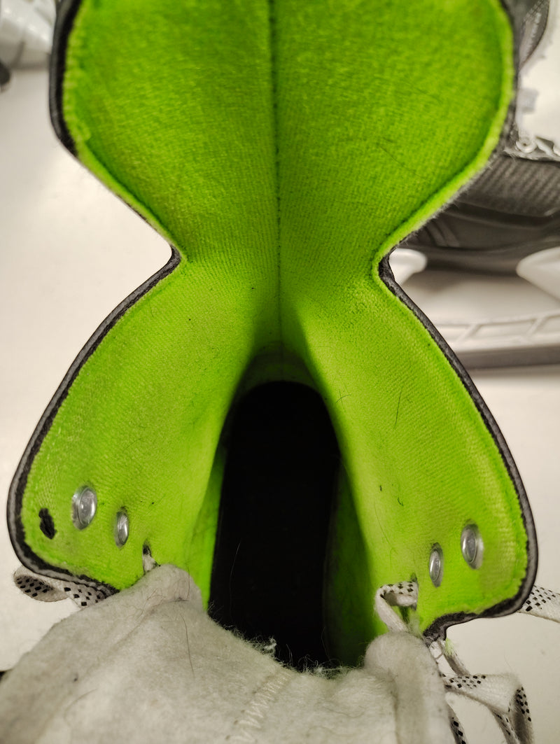 Load image into Gallery viewer, Used Bauer XLS Hockey Skates Size 3.5
