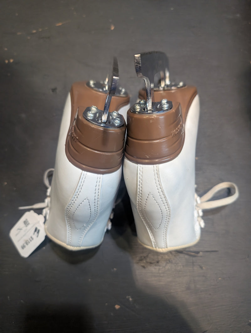 Load image into Gallery viewer, Used Jackson Artiste Size 2.5B Girls Figure Skates
