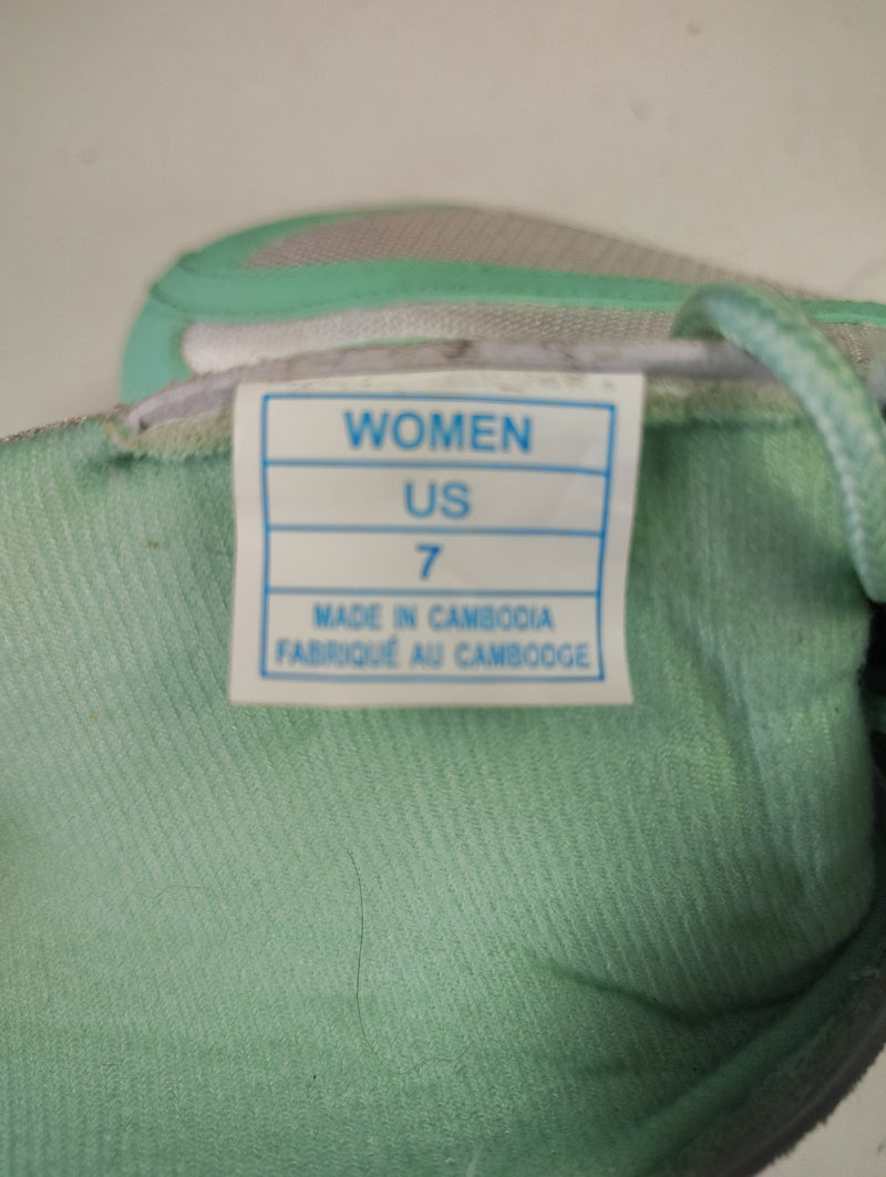 Load image into Gallery viewer, Used DBX Women's Figure Skates - Size: 7
