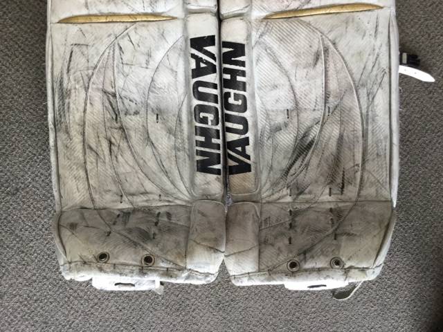 Load image into Gallery viewer, Vaughn Velocity V2 7000 White/Gold Size 36&quot; Used Hockey Goalie Leg Pads
