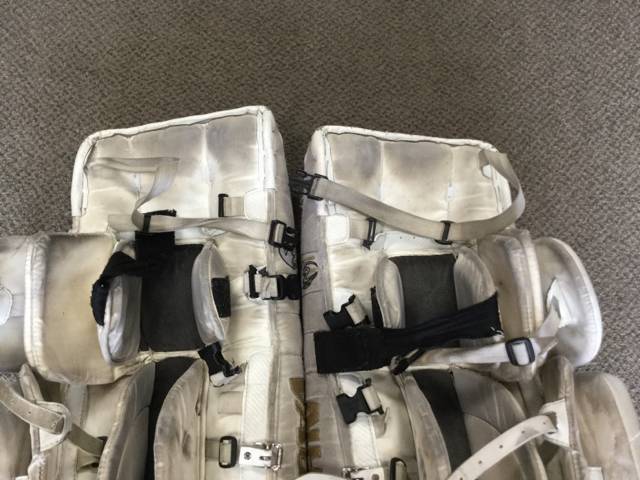 Load image into Gallery viewer, Vaughn Velocity V2 7000 White/Gold Size 36&quot; Used Hockey Goalie Leg Pads
