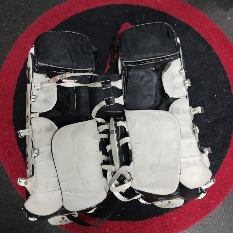 Load image into Gallery viewer, Reebok Premier Series Intermediate 29&quot; 74cm Used Goalie Pads
