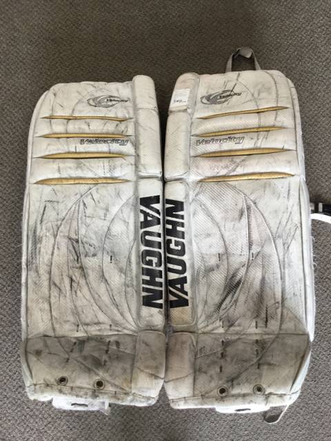 Load image into Gallery viewer, Vaughn Velocity V2 7000 White/Gold Size 36&quot; Used Hockey Goalie Leg Pads
