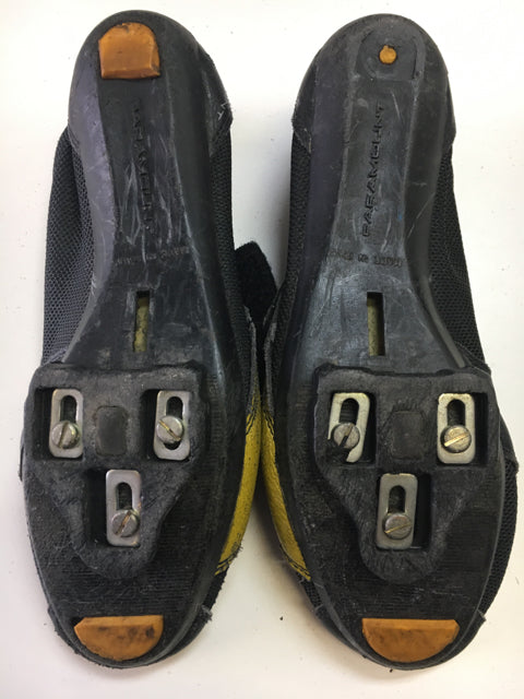 Load image into Gallery viewer, Used Paramount Black/Yellow Sr Size 41 /8  Road Biking Shoes w/ Look cleats
