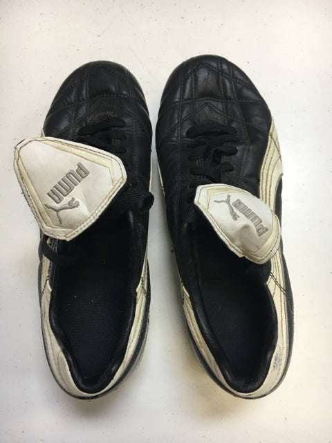 Load image into Gallery viewer, Used Puma Hamati 5 Black/White Size 6.5 Women&#39;s Soccer Cleats
