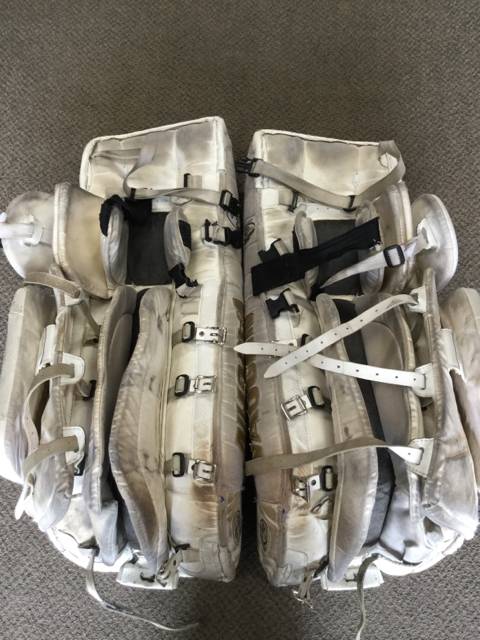 Load image into Gallery viewer, Vaughn Velocity V2 7000 White/Gold Size 36&quot; Used Hockey Goalie Leg Pads
