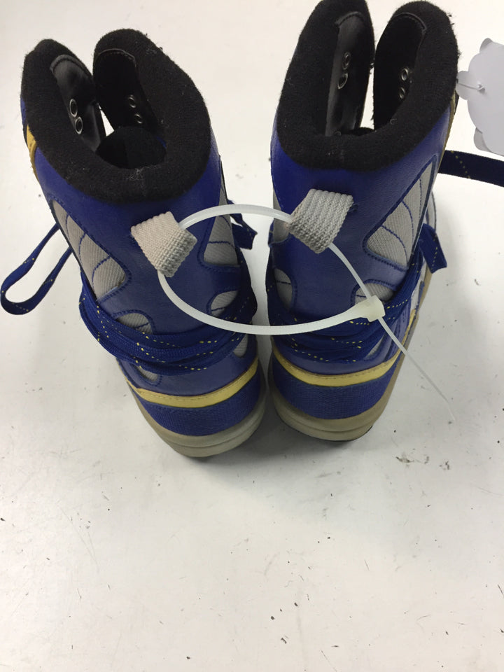 Load image into Gallery viewer, Liquid Blue/Yellow JR Size Specific 4 Used Snowboard Boots
