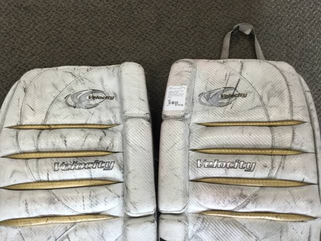 Load image into Gallery viewer, Vaughn Velocity V2 7000 White/Gold Size 36&quot; Used Hockey Goalie Leg Pads
