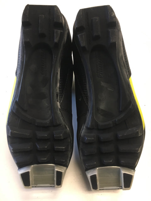 Load image into Gallery viewer, Used Fischer XJ Sprint Black/Neon Yellow Sr Size 38 NNN Cross Country Boots
