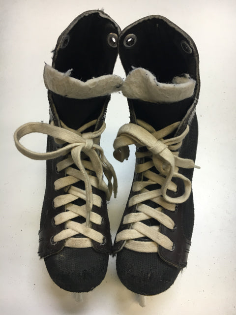 Load image into Gallery viewer, CCM Galaxie Used Jr. Size 3 D Ice Hockey Skates
