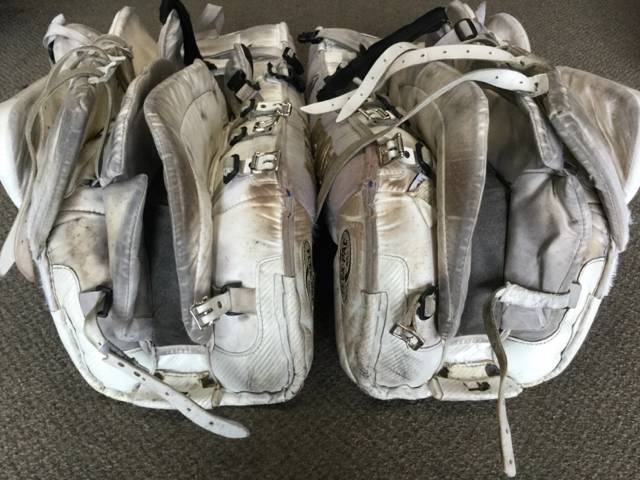 Load image into Gallery viewer, Vaughn Velocity V2 7000 White/Gold Size 36&quot; Used Hockey Goalie Leg Pads
