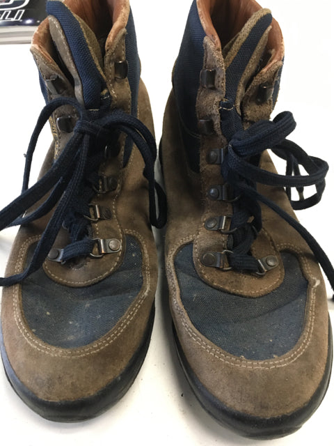 Load image into Gallery viewer, Vasque Size 8 Used Hiking Boots
