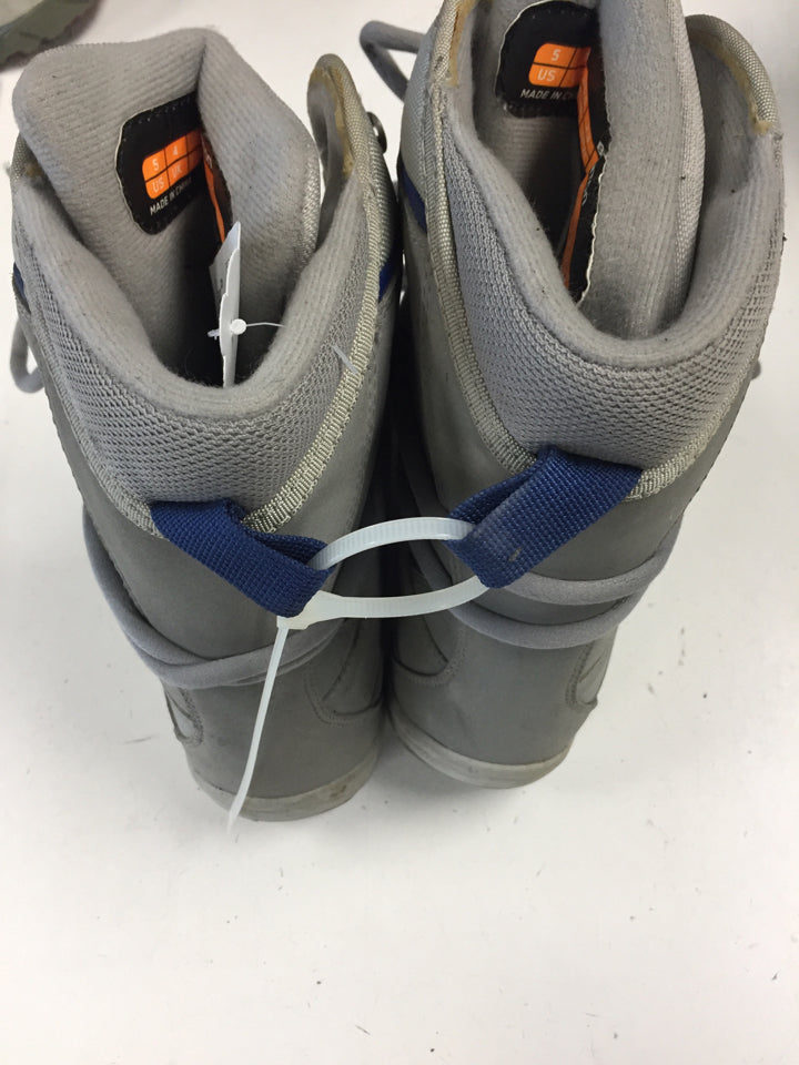 Load image into Gallery viewer, Burton Grey JR Size Specific 5 Used Snowboard Boots
