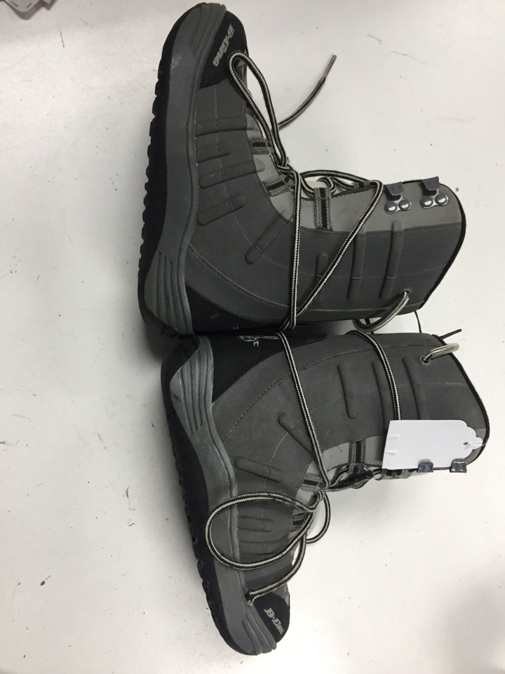 Load image into Gallery viewer, Used B-Line Chopper Black/White/Grey Junior Size 3 Snowboard Boots
