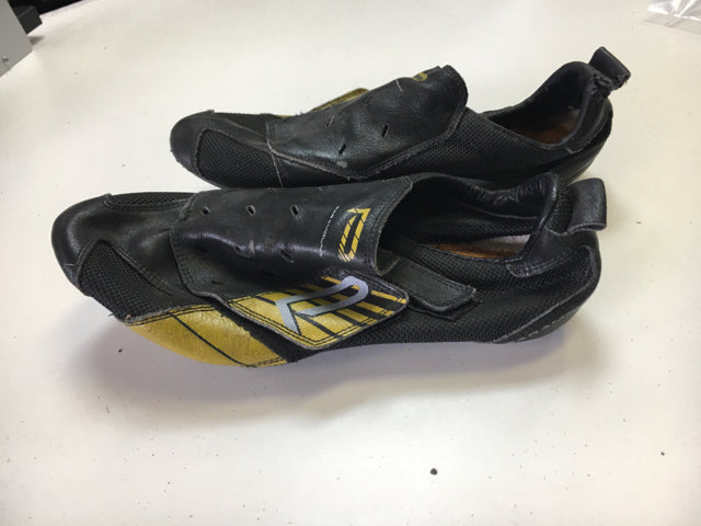 Load image into Gallery viewer, Used Paramount Black/Yellow Sr Size 41 /8  Road Biking Shoes w/ Look cleats
