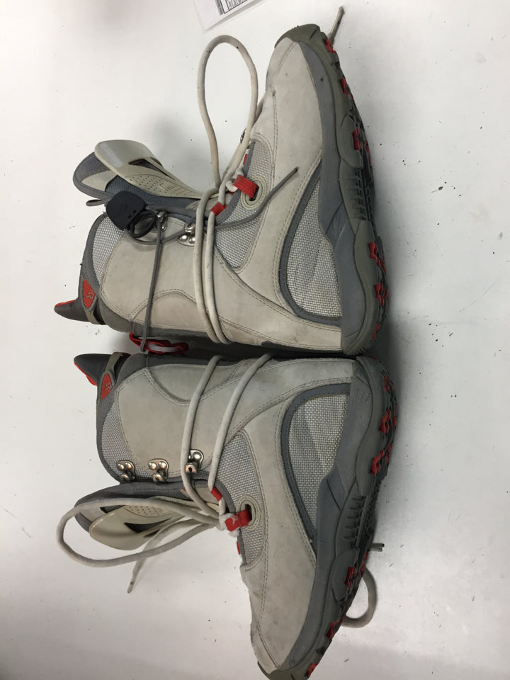 Load image into Gallery viewer, Burton White JR Size Specific 6.5 Used Snowboard Boots
