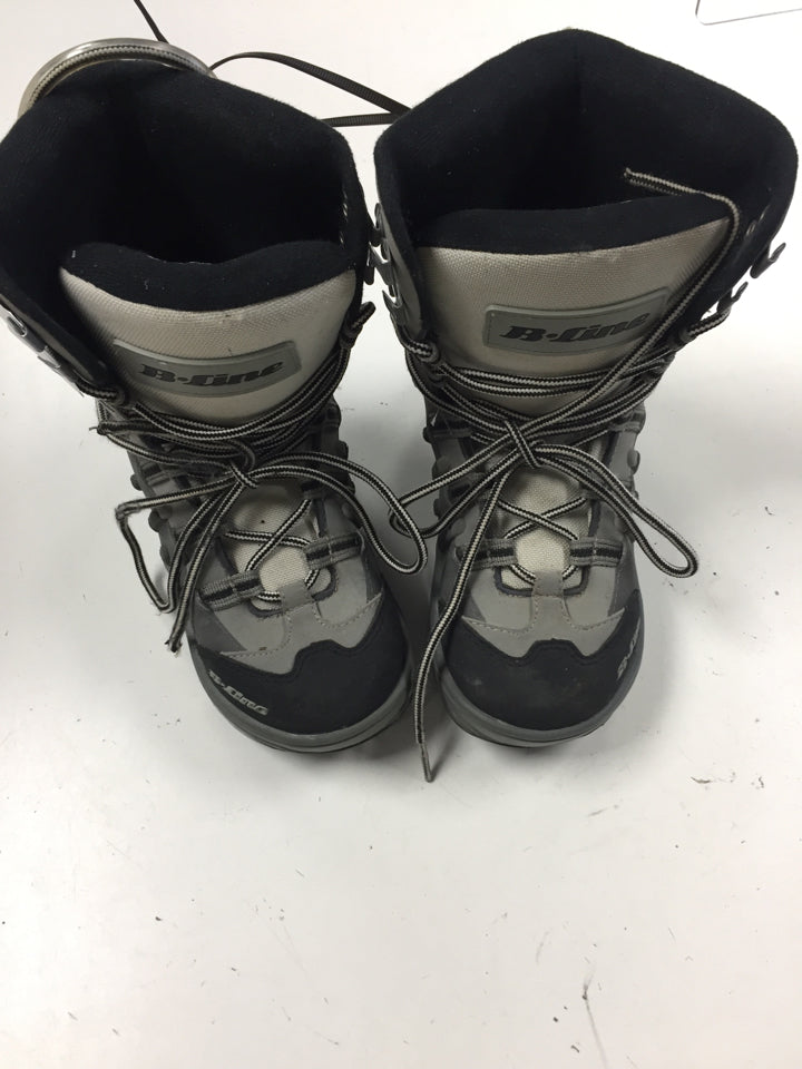 Load image into Gallery viewer, Used B-Line Chopper Black/White/Grey Junior Size 3 Snowboard Boots
