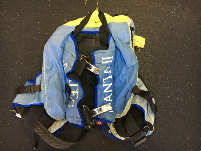 Load image into Gallery viewer, Manta Used Dive Vest
