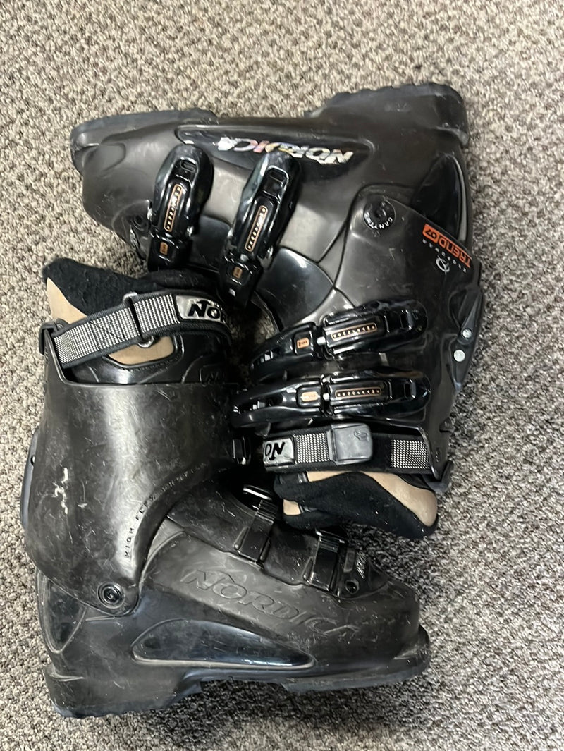 Load image into Gallery viewer, Nordica Trend 07 Black Size 225-235 Used Downhill Ski Boots
